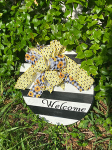 Black & White Welcome Sign